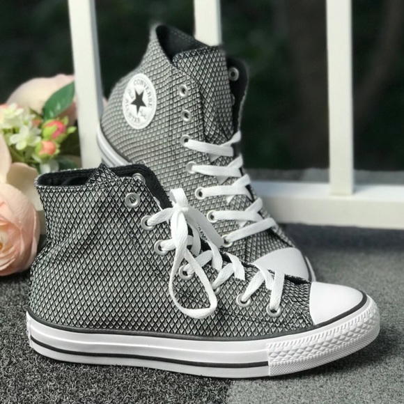 ❤️1 HOUR SALE Converse black white hi top shoes - Picture 4 of 5